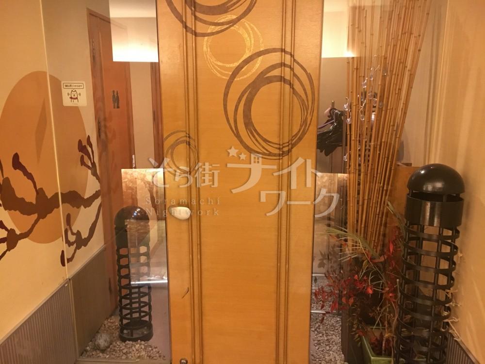 愛媛県松山市二番町２丁目7-18　コア二番町ビル４F 　【ラウンジ】月あかり（つきあかり）　入口